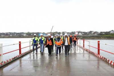 وزير التجهيز والإسكان يتفقد سير أشغال مشروع جسر بنزرت الجديد ويشدد على الالتزام بالآجال