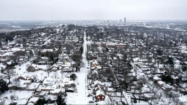 عواصف تُربِك أمريكا و تلغي آلاف الرحلات الجويّة